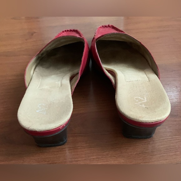 CLARKs Women’s Leather Kitten Heel Red Size 9.5 - VINTAGE STYLE - Picture 3 of 8